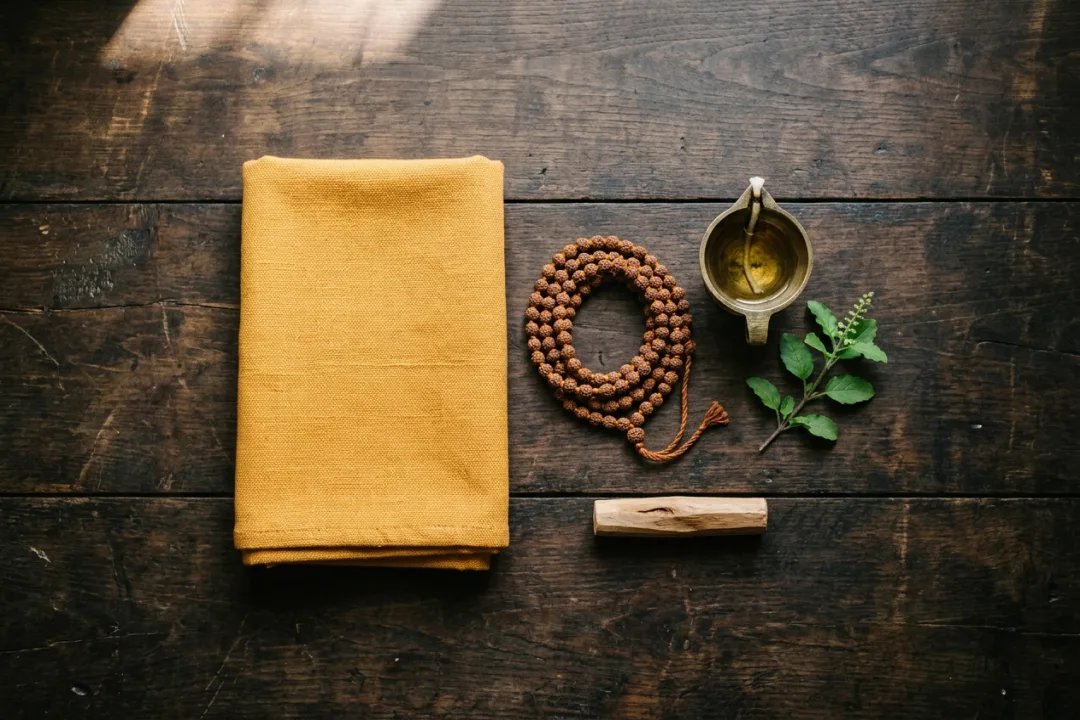 नए जापक की सादा व्यवस्था — लाल या पीला आसन, रुद्राक्ष या तुलसी माला, सामने दीया और इष्ट की छोटी तस्वीर